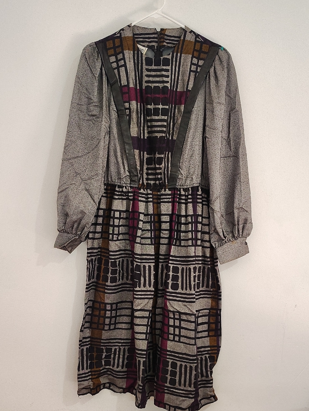 Donna Morgan Gray Long-Sleeve Geometric Print Midi Dress with Black Trim No Belt